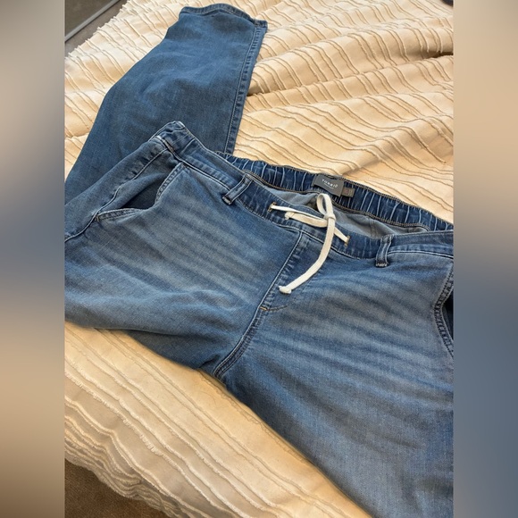 Torrid Relaxed Fit Blue Jeans for women. Size 2R which is approx a size 20 - Picture 6 of 10